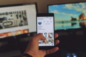 Os aplicativos de banco trouxeram muita praticidade para o dia a dia. Hoje é possível verificar o saldo, pagar contas, fazer transferências e até bloquear o cartão sem sair de casa. Para quem está aprendendo a usar o celular, acessar o banco pelo aplicativo pode parecer complicado ou gerar dúvidas no início — e isso é completamente natural. Com alguns cuidados simples e conhecendo o funcionamento básico, usar o aplicativo do banco se torna uma tarefa tranquila e muito conveniente. Como instalar o aplicativo do seu banco O primeiro passo é baixar o aplicativo oficial do banco diretamente da loja de aplicativos do celular — a Play Store (Android) ou a App Store (iPhone). Para encontrá-lo: Abra a loja de aplicativos Digite o nome do seu banco no campo de busca Verifique se o aplicativo encontrado pertence ao banco oficial (observe o nome do desenvolvedor e o número de avaliações — aplicativos oficiais costumam ter milhões de downloads) Toque em "Instalar" e aguarde Nunca instale aplicativos de banco a partir de links recebidos por mensagem ou indicação de terceiros — sempre use a loja oficial. Como acessar o aplicativo com segurança Ao abrir o aplicativo pela primeira vez, você precisará fazer um cadastro ou ativação com seus dados pessoais e criar uma senha ou código de acesso. Guarde bem essa senha e não a compartilhe com ninguém — nem com funcionários do banco. A maioria dos aplicativos bancários oferece acesso por biometria digital (impressão do dedo) ou reconhecimento facial, o que torna o login mais rápido e seguro. O que é possível fazer pelo aplicativo do banco Dependendo do banco, os recursos disponíveis incluem: Consultar saldo e extrato Pagar contas e boletos Realizar transferências via Pix ou TED Bloquear e desbloquear cartões Solicitar segunda via de documentos Falar com o atendimento Cuidados importantes ao usar o aplicativo Use o aplicativo somente em redes de internet que você conhece, de preferência a internet móvel do próprio celular ou o Wi-Fi da sua casa. Evite acessar informações bancárias em redes públicas de shoppings, restaurantes ou praças. Nunca forneça sua senha ou código de acesso por telefone, mensagem ou e-mail. O banco nunca solicita essas informações por esses canais. Após terminar de usar o aplicativo, faça sempre o logout (sair da conta) antes de fechar a tela. O que fazer se esquecer a senha do aplicativo Cada banco tem um processo específico para recuperação de senha, geralmente disponível na própria tela de acesso do aplicativo. Toque em "Esqueci minha senha" ou "Preciso de ajuda" e siga as instruções. Se necessário, entre em contato com o banco pelo número oficial impresso no seu cartão. Quando preferir ir à agência O aplicativo resolve a maioria das situações do dia a dia com praticidade. Para situações mais complexas — como abertura de conta, negociação de dívidas ou problemas que o aplicativo não resolve — uma visita à agência ou uma ligação para a central de atendimento oficial do banco pode ser a melhor opção. Com prática, o aplicativo do banco se torna um aliado muito útil no cotidiano. Ele economiza tempo, evita filas e coloca as principais funções bancárias ao alcance de um toque na tela.