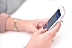 Como Deixar o Celular Mais Fácil de Usar: Letra Maior, Tela Mais Clara e Ícones Confortáveis