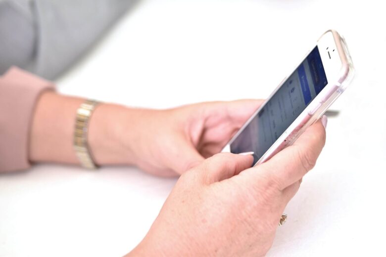 Como Deixar o Celular Mais Fácil de Usar: Letra Maior, Tela Mais Clara e Ícones Confortáveis